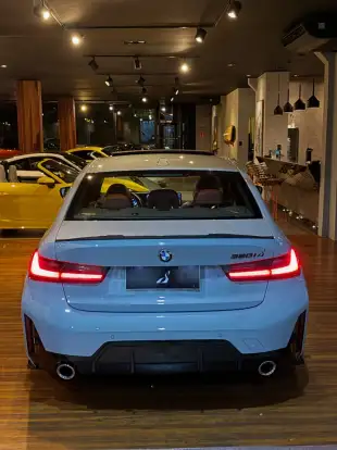BMW-320i-2023