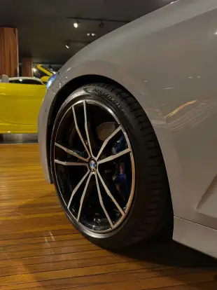 BMW-320i-2023