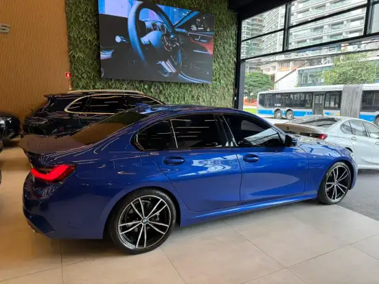 BMW-320i-2022