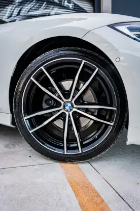 BMW-320i-2020