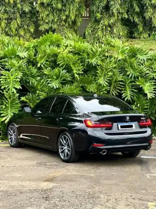 BMW-320i-2020