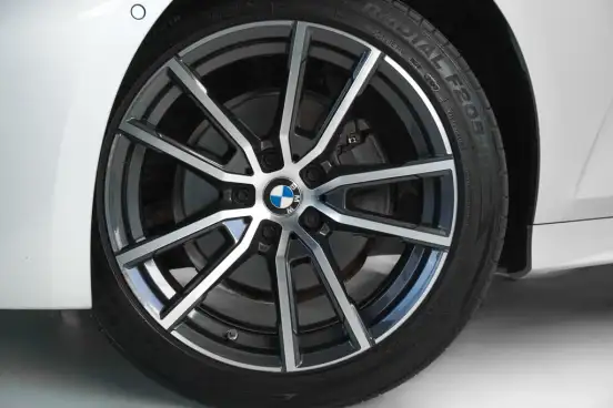 BMW-320i-2020