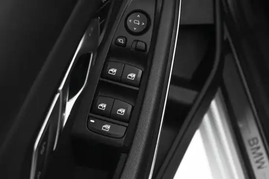 BMW-320i-2020