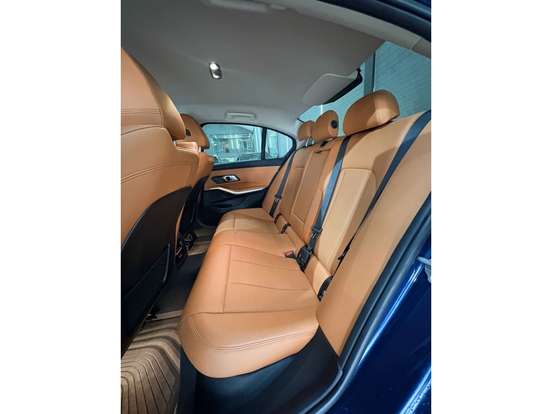 BMW-320i-2023