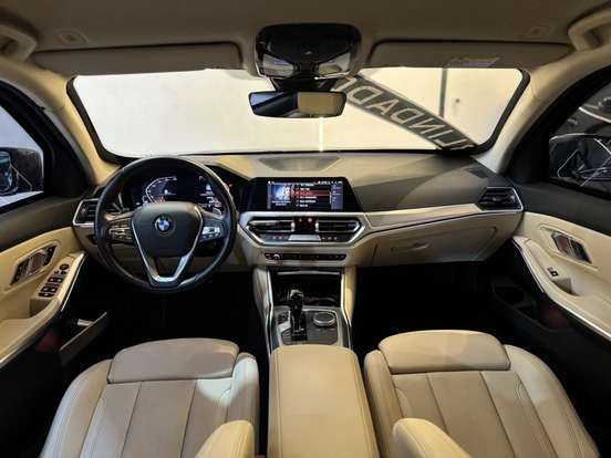 BMW-320i-2021