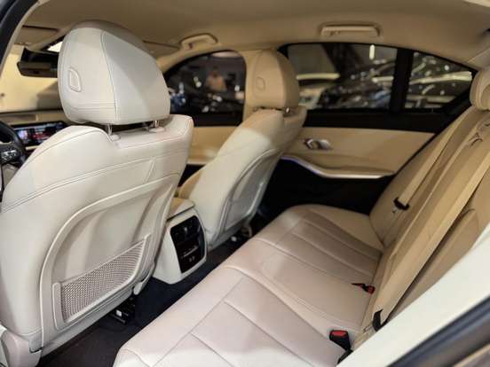 BMW-320i-2021