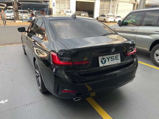BMW-320i-2021