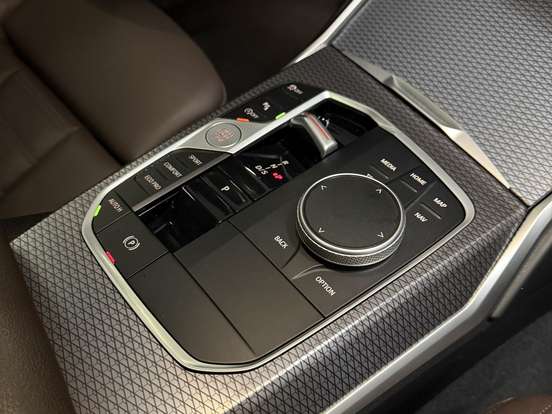 BMW-320i-2023