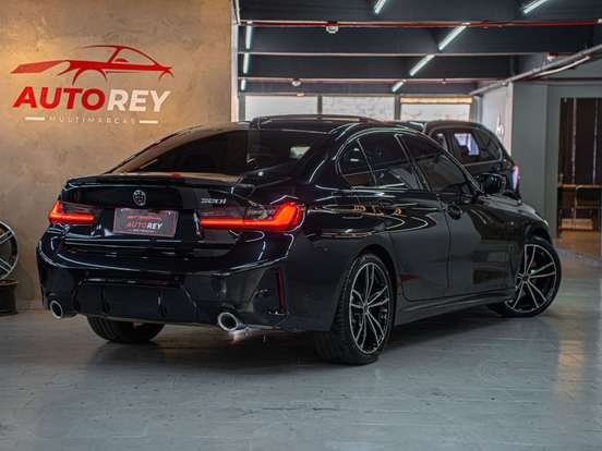 BMW-320i-2023