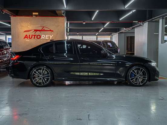 BMW-320i-2023