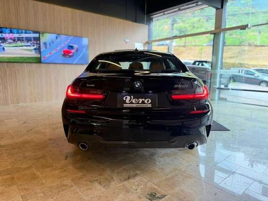 BMW-320i-2021