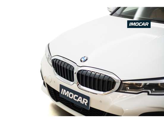 BMW-320i-2021