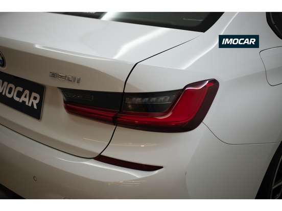 BMW-320i-2021