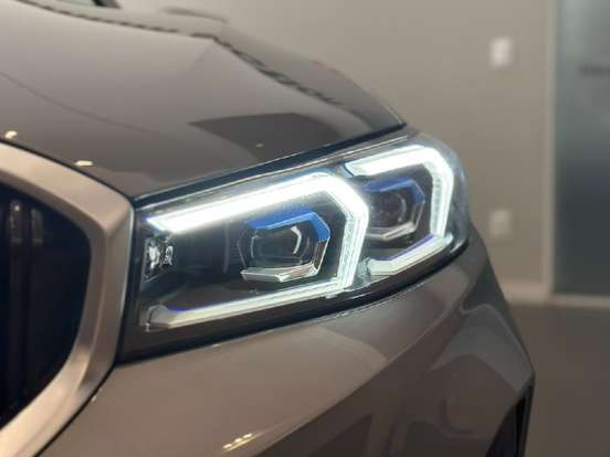 BMW-320i-2023
