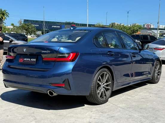 BMW-320i-2021