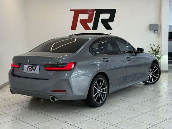 BMW-320i-2023