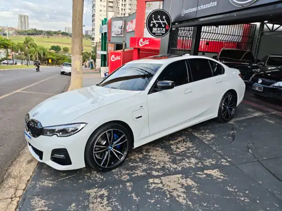 BMW-330e-2022
