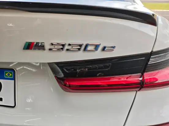BMW-330e-2022