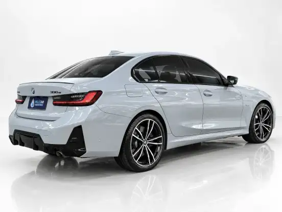BMW-330e-2023
