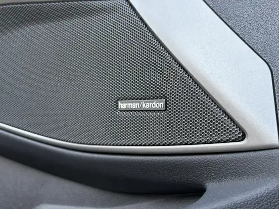BMW-330e-2023