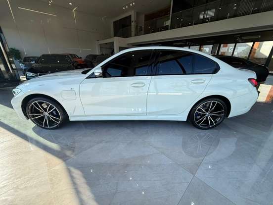 BMW-330e-2021