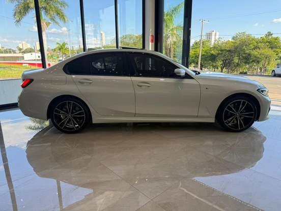 BMW-330e-2021