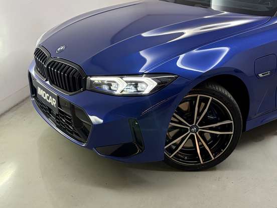BMW-330e-2023