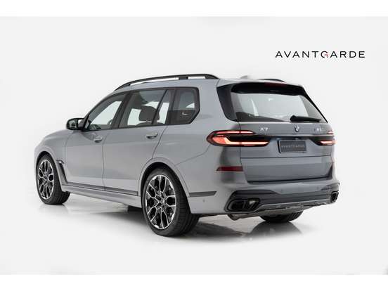 BMW-X7-2024