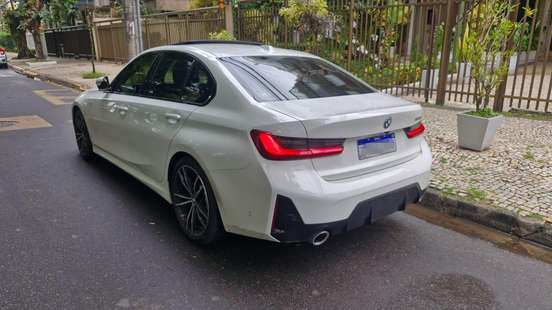 BMW-320i-2023