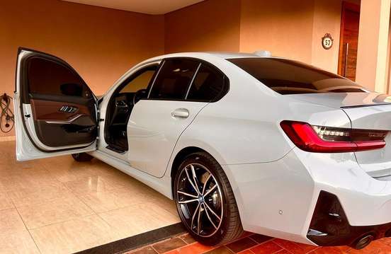 BMW-330e-2023
