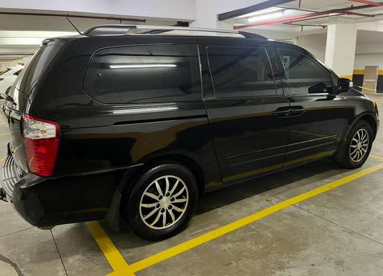 KIA-CARNIVAL-2011