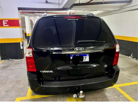 KIA-CARNIVAL-2011