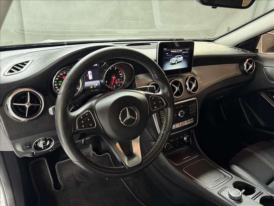 MERCEDES-BENZ-GLA 200-2018