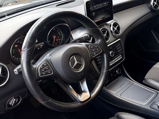 MERCEDES-BENZ-GLA 200-2019