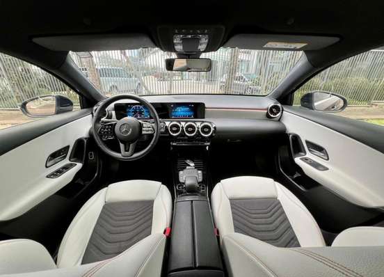 MERCEDES-BENZ-A 200-2019