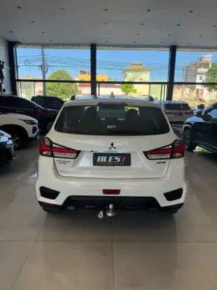 MITSUBISHI-OUTLANDER-2021