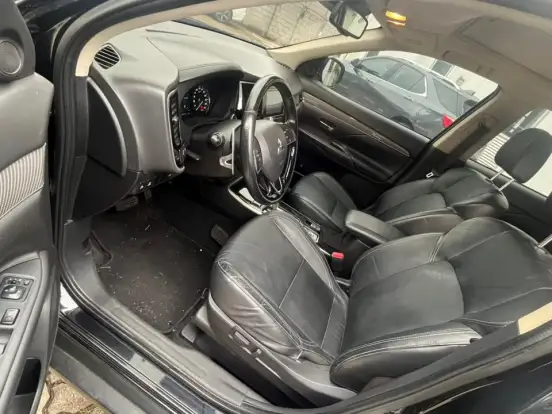 MITSUBISHI-OUTLANDER-3.0 MIVEC V6 GASOLINA HPE-S AWD AUTOMÁTICO MITSUBISHI-OUTLANDER-2019