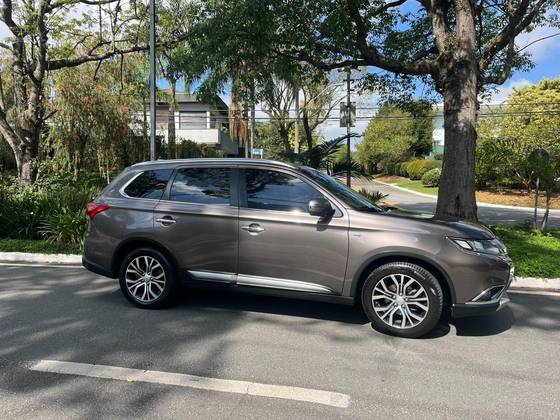 MITSUBISHI OUTLANDER 3.0 GT 4X4 V6 24V GASOLINA 4P AUTOMÁTICO