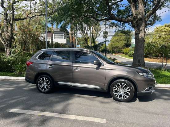 MITSUBISHI-OUTLANDER-3.0 GT 4X4 V6 24V GASOLINA 4P AUTOMÁTICO MITSUBISHI-OUTLANDER-2017