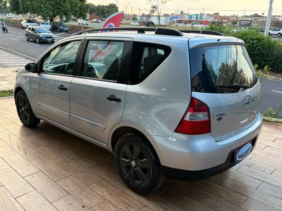 NISSAN-LIVINA-2010