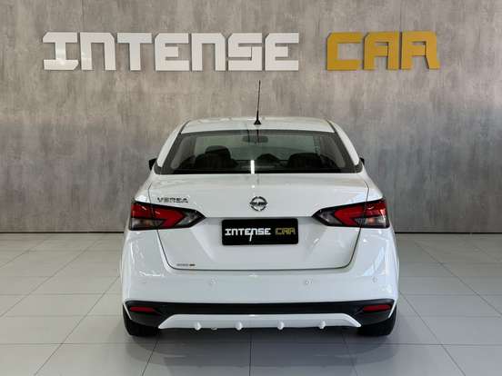 NISSAN-VERSA-2020