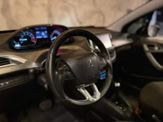 PEUGEOT-208-1.6 GRIFFE 16V FLEX 4P AUTOMÁTICO PEUGEOT-208-2015