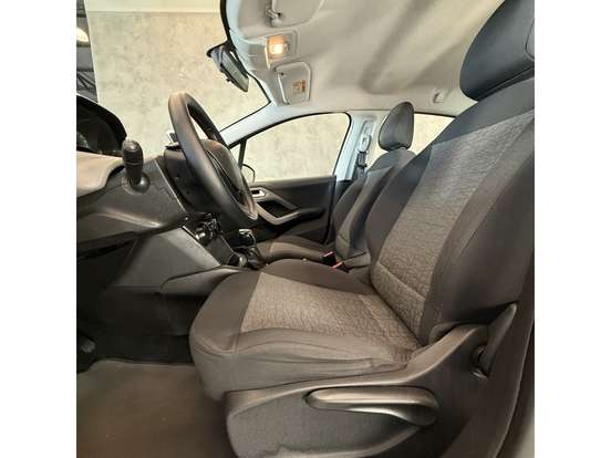 PEUGEOT-208-2019