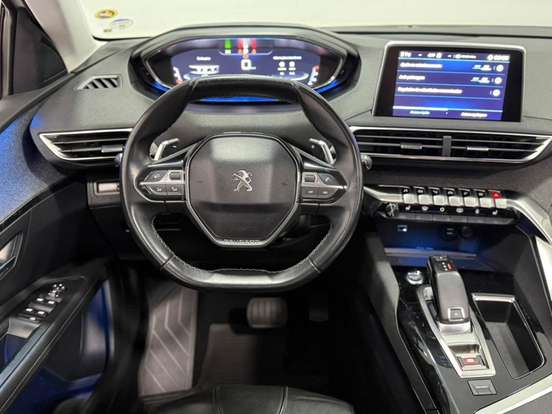 PEUGEOT-5008-2018