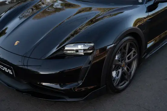 PORSCHE-TAYCAN-2023