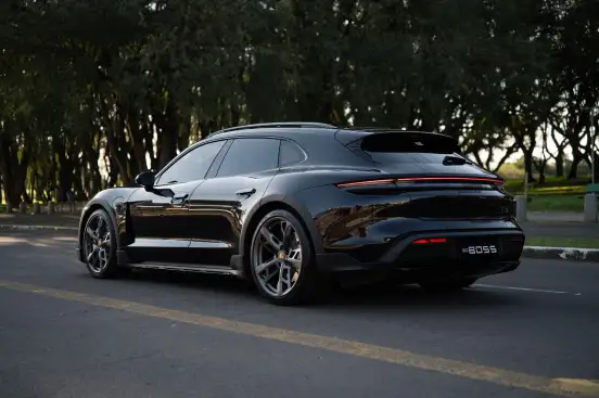 PORSCHE-TAYCAN-2023