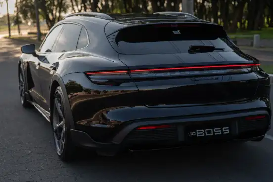 PORSCHE-TAYCAN-2023