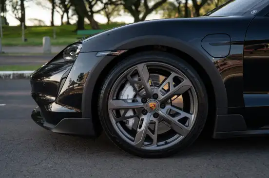 PORSCHE-TAYCAN-2023