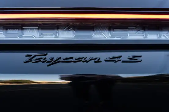 PORSCHE-TAYCAN-2023