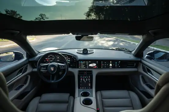 PORSCHE-TAYCAN-2023